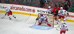 Photo d'une action de match entre les Rangers de New York et les Flames de Calagary près du but des Rangers.