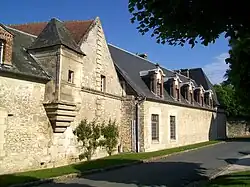 Le pignon est de l'ancienne écurie du château est également inscrit M.H. avec le mur de clôture.