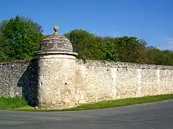 L'une des quatre tourelles, à l'extrémité sud-est du parc du château, avec le mur d'enceinte.