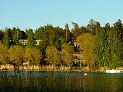 Habitations au bord de la baie Vartiokylänlahti à Rastila.