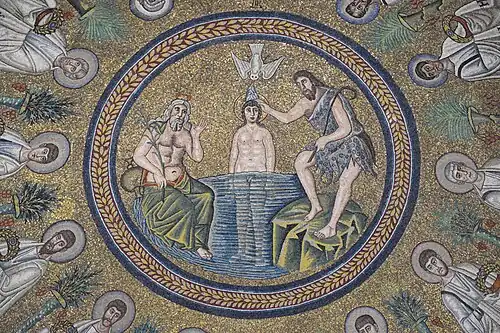 Mosaïque du baptistère des Ariens à Ravenne, médaillon central de la coupole (VIe&nbsp;siècle).