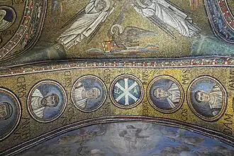 Médaillons de l'une des arches.