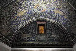 Cerfs venant boire à la source de vie dans un croisillon.