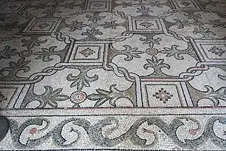 Une mosaïque du sol.