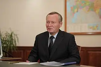 Photographie de Ravil Gueniatouline parlant depuis son bureau.