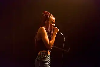 Ravyn Leane performant au Telefone Tour de noname en 2017