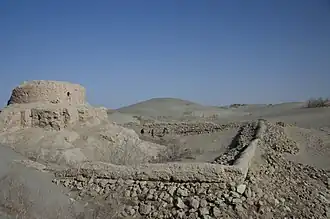 Mur d'enceinte du stupa de Rawak, coin sud, avec protection en pierre moderne