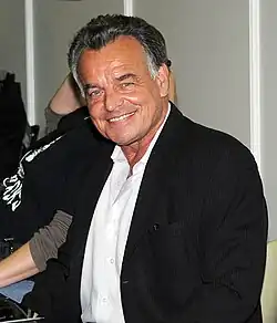 Ray Wise interprète le père de Robin.