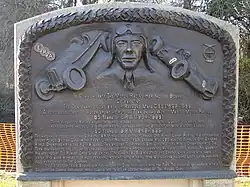 Photo d'une plaque commémorative à la mémoire de Raymond Mays.