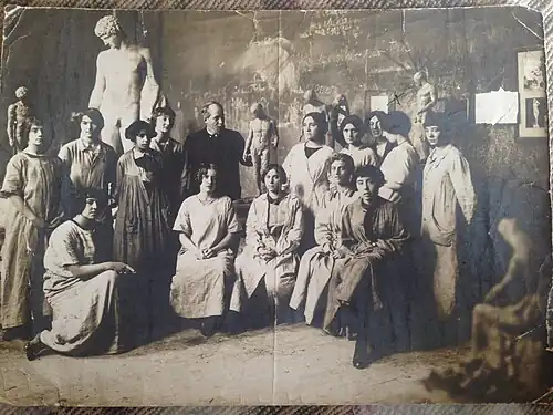 Raymonde Martin à droite de profil. Collection Gaston Marie Martin[réf.&nbsp;nécessaire].