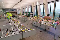 Rayons de la bibliothèque Simone-de-Beauvoir