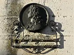 Médaillon sur le contrefort sud-est de l'église de Razac-sur-l'Isle.