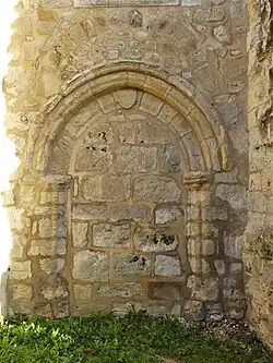 Le portail ouest muré.