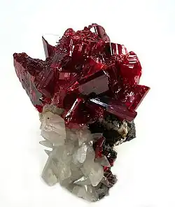 Réalgar sur calcite, Chine, 9&nbsp;×&nbsp;5,9&nbsp;×&nbsp;4,2&nbsp;cm
