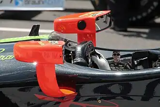 Les rétroviseurs d'une monoplace de compétition.