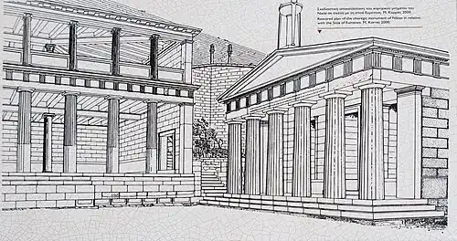 Reconstitution probable du monument (à droite) vers -160.