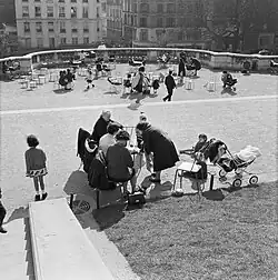 Récréation au pied de la basilique du Sacré-Cœur, photo d'archive de Willem van de Poll (1965).