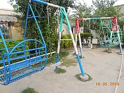 Balançoires collectives de type balancelle.