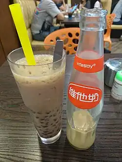 Glace aux haricots rouges avec une boisson au soja de Vitasoy&nbsp;(en).