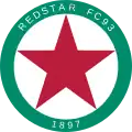 Cercle vert avec écrit « Red Star FC 93 » en haut et « 1897 » en bas. Dans ce cercle, il y a une grande étoile rouge.