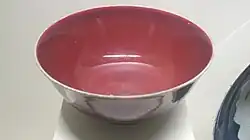 Bol. Porcelaine monochrome rouge de cuivre sous couverte. Chine du Sud.Mi XVe&nbsp;siècle. Musée Guimet