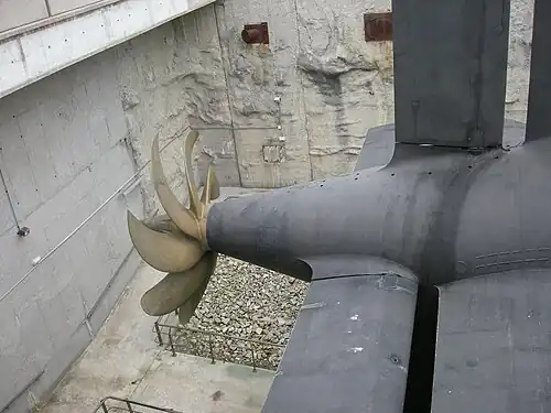 L'extrémité pointue du sous-marin Redoutable à sec dans sa darse avec à son extrémité une hélice