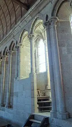 L'escalier qui mène à la chaire encadrée de deux colonnettes jumelées.