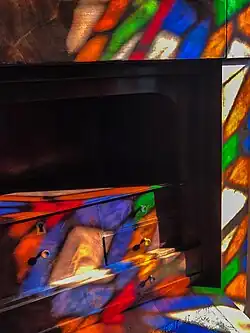 Reflet de vitraux dans la maison.