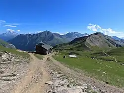 Le refuge de la Croix du Bonhomme au-dessus du col avec la crête des Gittes au-delà ; au dernier plan derrière le refuge, la pointe de la Terrasse.
