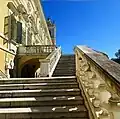 L'escalier extérieur donnant sur les jardins.