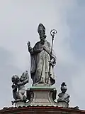Statue de saint Prosper au sommet de la façade.