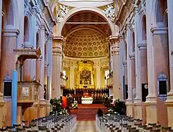 Une partie de la nef et le chœur.