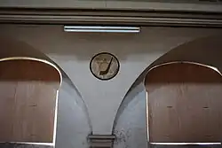 Six médaillons peints sur les voûtes de la tribune représentent des fêtes juives avec des symboles.