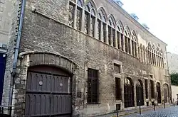 Sous l'angle opposé