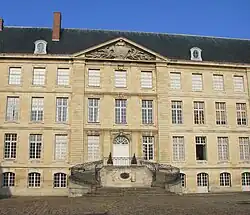 Façade de la cour d'honneur avec le grand escalier Louis XVI Classé MH (1920).
