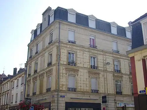 À l'angle de la rue Jeanne-d'Arc.