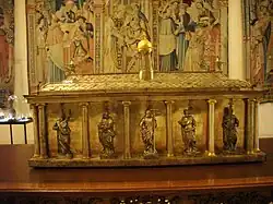 Ancienne châsse et tâpisserie de Remi.