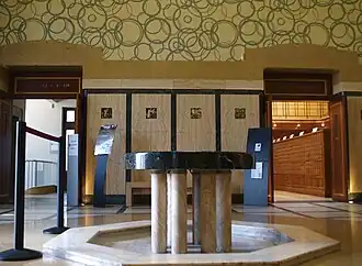 Le grand hall avec sa fontaine (éteinte).