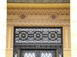 décor en fer forgé du péristyle,