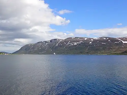 Vue de Reinøya depuis Hansnes.