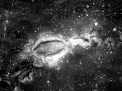 L'image est sombre à part une zone très brillante et sinueuse.