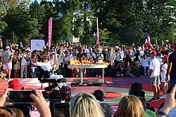 Chaudron olympique allumé dans le parc