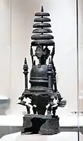 Reliquaire en forme de stupa. Gandhara. Bronze, H. 57,8&nbsp;cm. IVe – Ve&nbsp;siècle. Met.