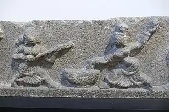 Femmes lors d'une réjouissance de Holi ou Vasantotsava. Bas-relief sur granite daté du XVe&nbsp;siècle, en provenance de Hampi.