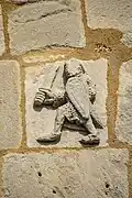 Relief du combattant sur la façade église Notre-Dame de Plaisance