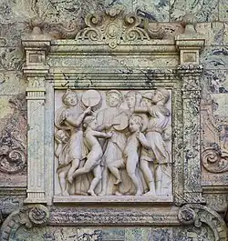 Bas-relief sur le Palais vert.