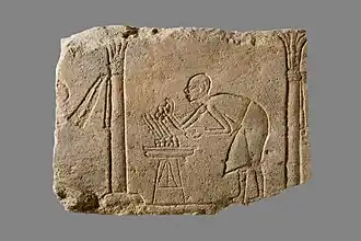 Un serviteur au travail, au palais.