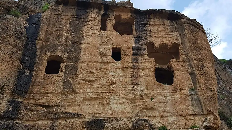Relief rupestre de Khinis (Bavian), daté du règne de Sennachérib, représentant le roi en présence du couple divin Assur-Mullissu.