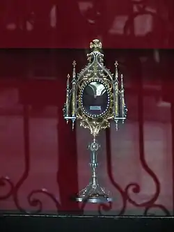 Photo du reliquaire de saint Olav monté sur pied