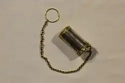 Reliquaire en or et argent, posé sur le côté.